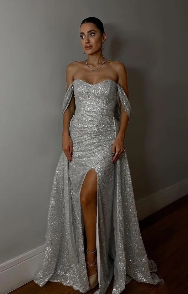 vestido de festa longo prata em tule brocado com decote ombro a ombro e fenda