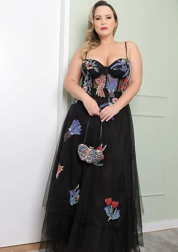 Vestido longo preto de alcinhas com estampa floral, corpete, bem acinturado e cintinho bordado