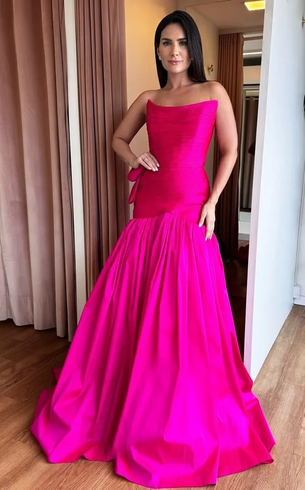 vestido de festa modelo sereia rosa pink, o vestido possui corpo estruturado e decote tomara que caia