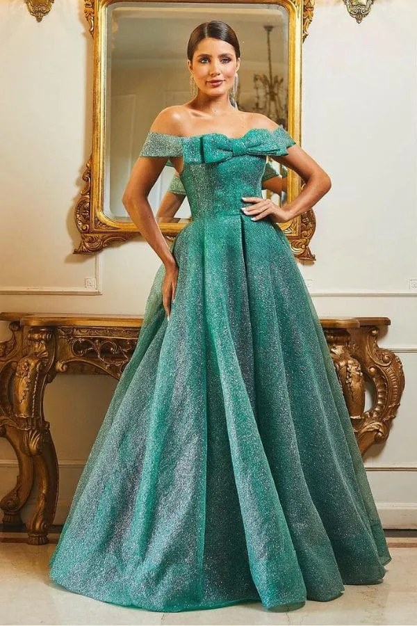 vestido de festa longo verde esmeralda, o vestido é modelo princesa, com laço no decote e possui tecido brilhante