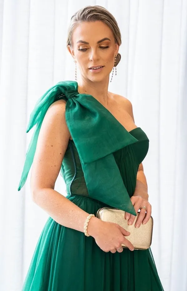 vestido verde esmeralda com laço grande no ombro