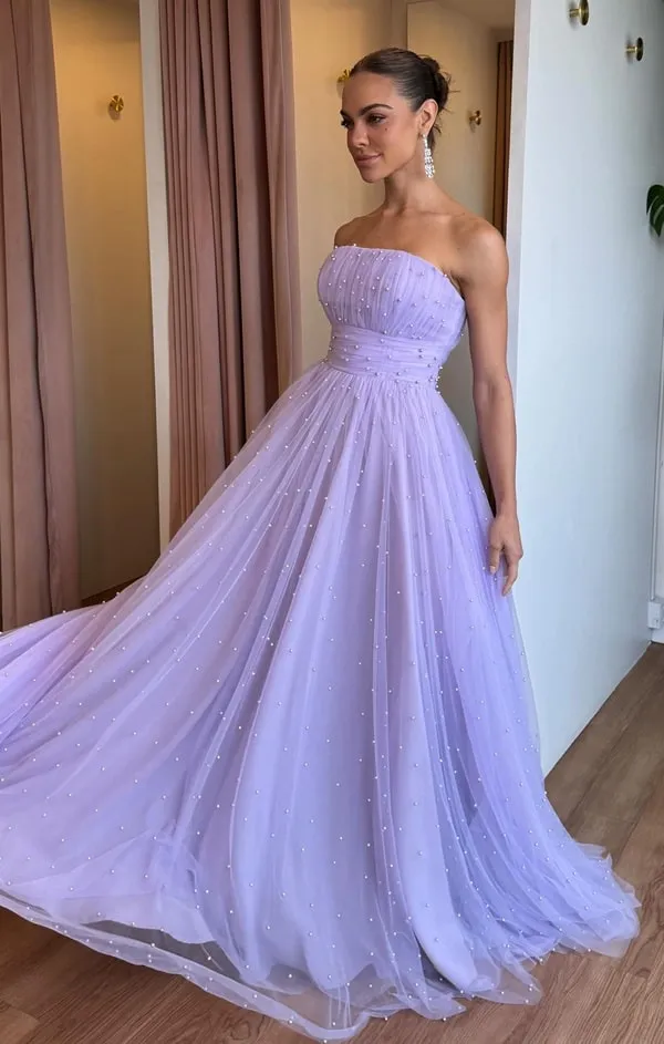 vestido lavanda com decote tomara que caia, cintura marcada e pérolas em todo vestido