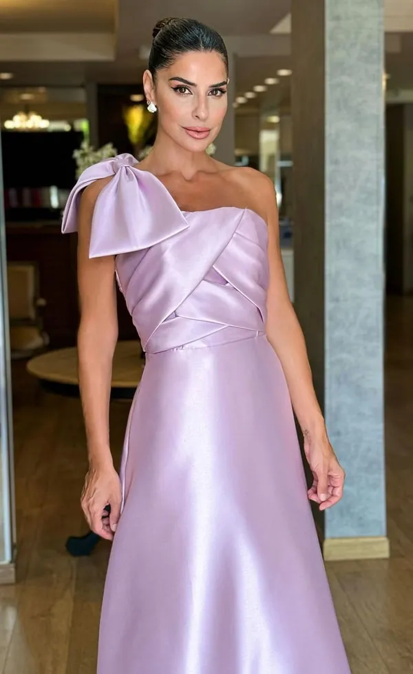 vestido de festa longo lilás com laço no ombro