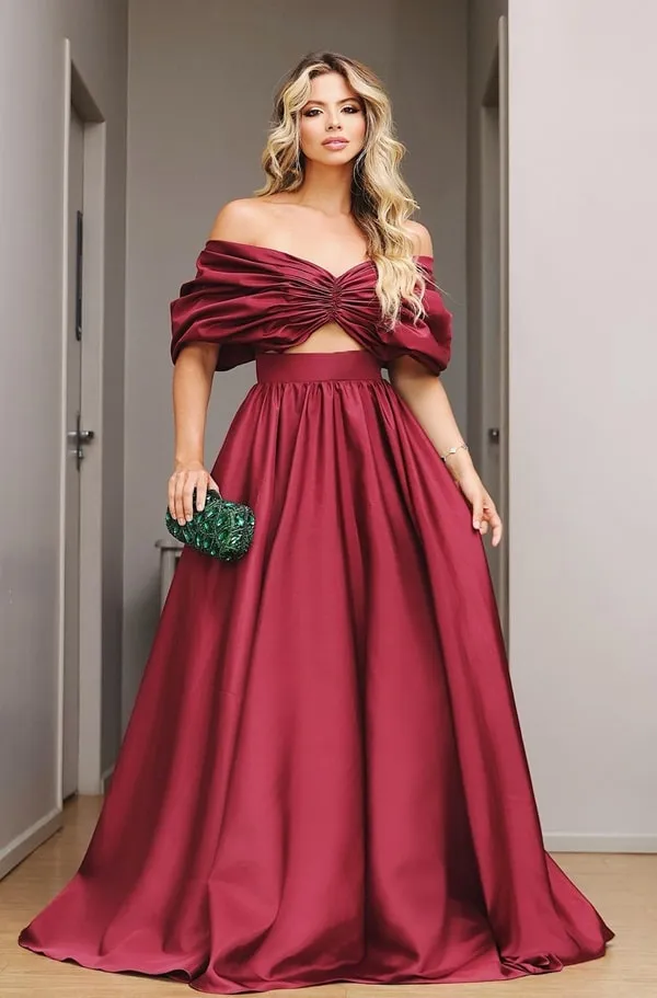 vestido de festa longo marsala estilo princesa com saia ampla e decote ombro a ombro