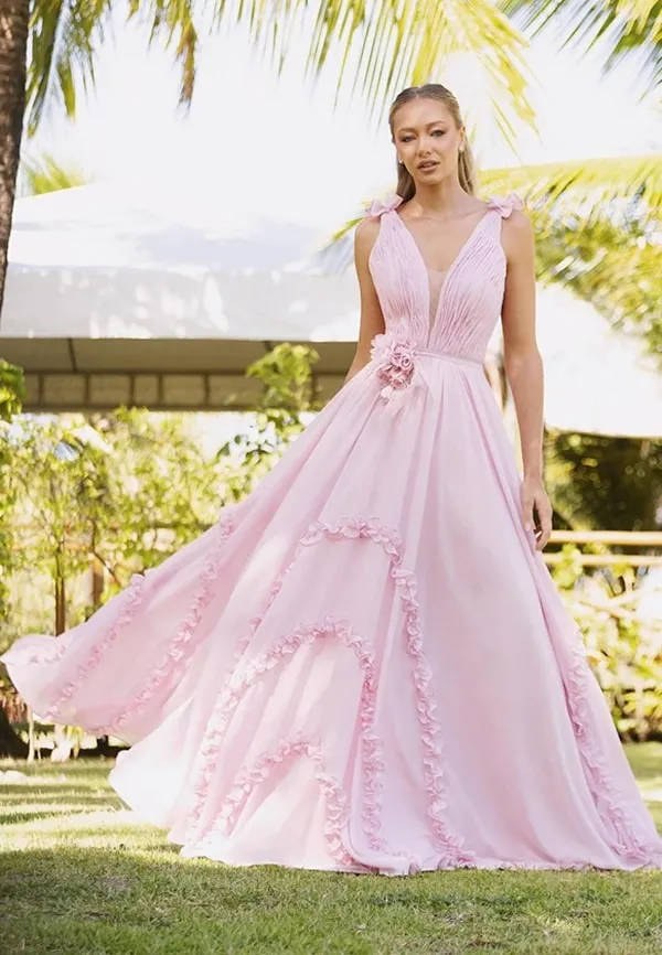 vestido de festa longo rose para madrinha de casamento, vestido com flor na cintura e babados na saia