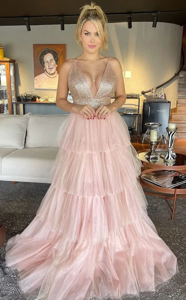 Vestido de festa longo rose com saia em camadas e brilho na parte superior do vestido