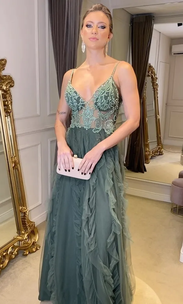 vestido verde oliva para madrinha de casamento, vestido com babados na saia, bordado no corpete e alças finas