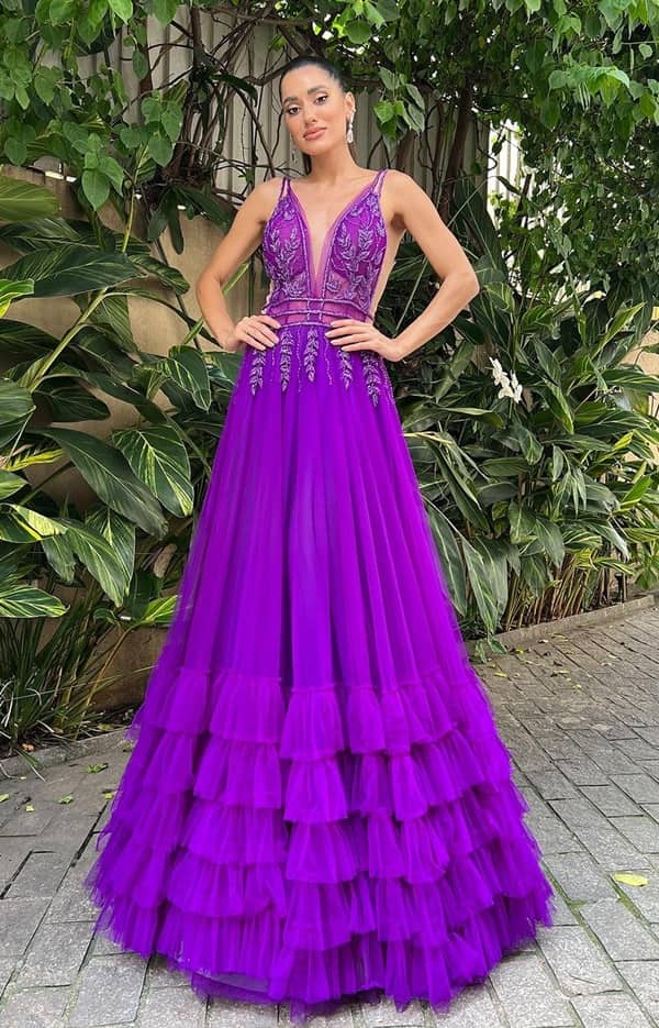 vestido de festa longo roxo fluido com bordado na parte de cima do vestido