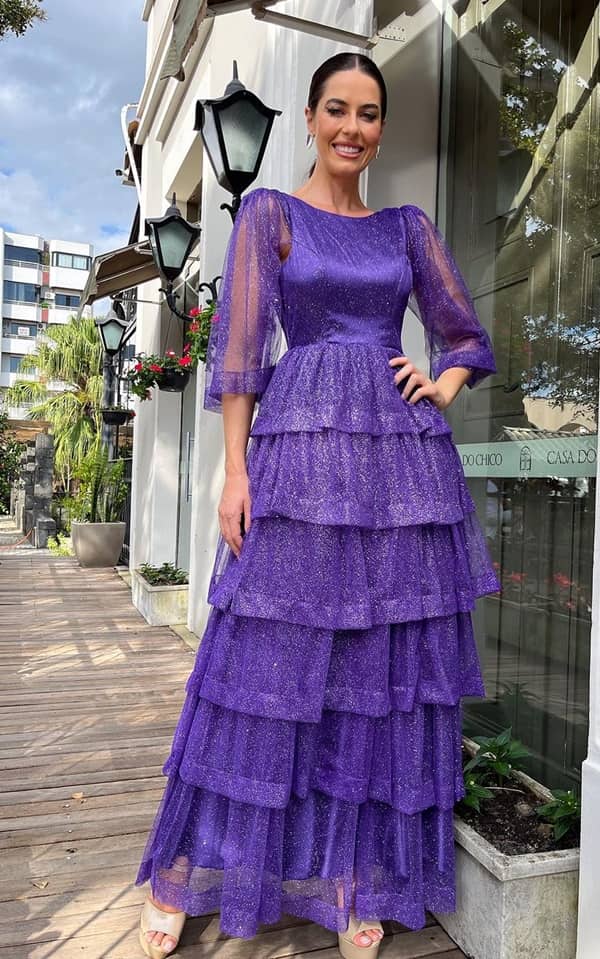 vestido longo roxo com brilho glitter, o vestido possui em camadas e mangas de tule