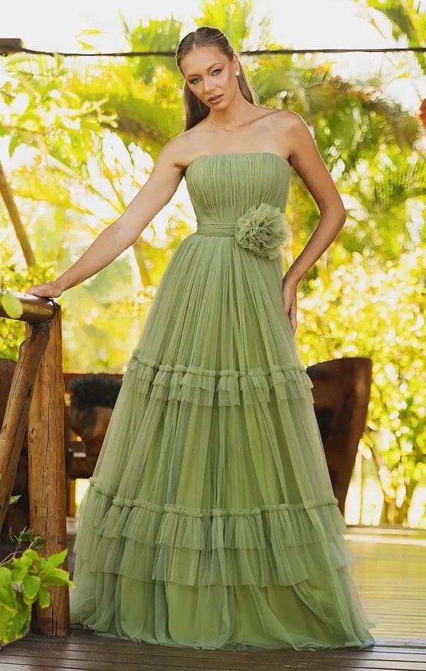 vestido de festa longo verde oliva de tule com decote tomara que caia e flor na cintura