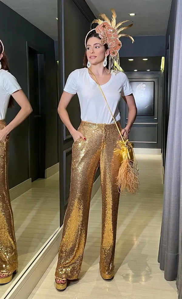 look feminino para o carnaval 2024 com  calça de paetês