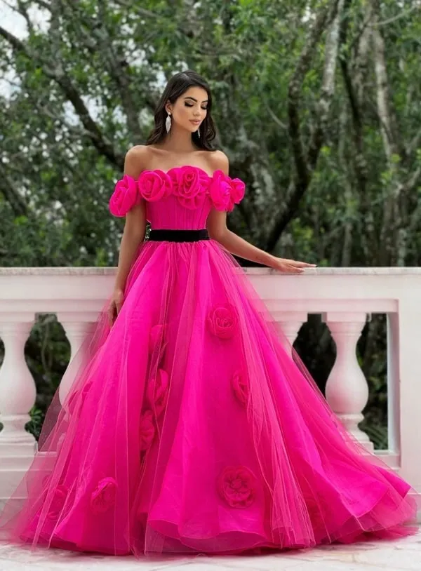 vestido rosa pink para debutante, vestido estilo princesa com maxi flores 3D e cinto preto
