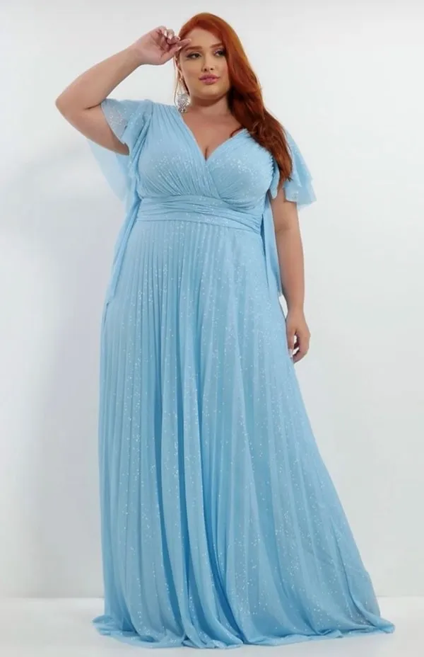 vestido de festa azul serenity plus size. O vestido é plissado e possui brilho glitter no tecido do vestido