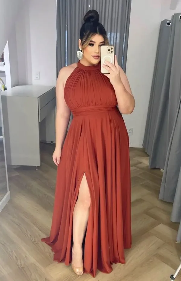  Vestido de festa plus size terracota fluido com fenda e cava americana