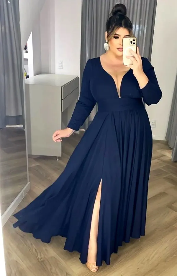 vestido de festa plus size azul marinho fluido com mangas longas