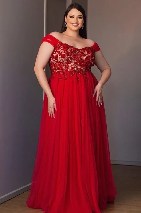 vestido vermelho plus size de tule com corpete bordado