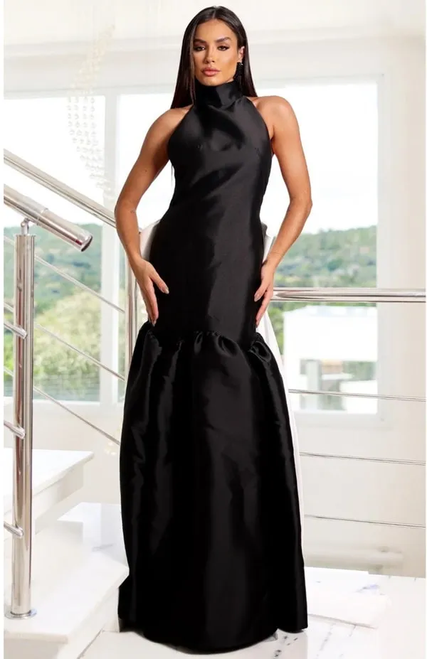 vestido longo sereia preto diferente com volume na parte de baixo e gola alta