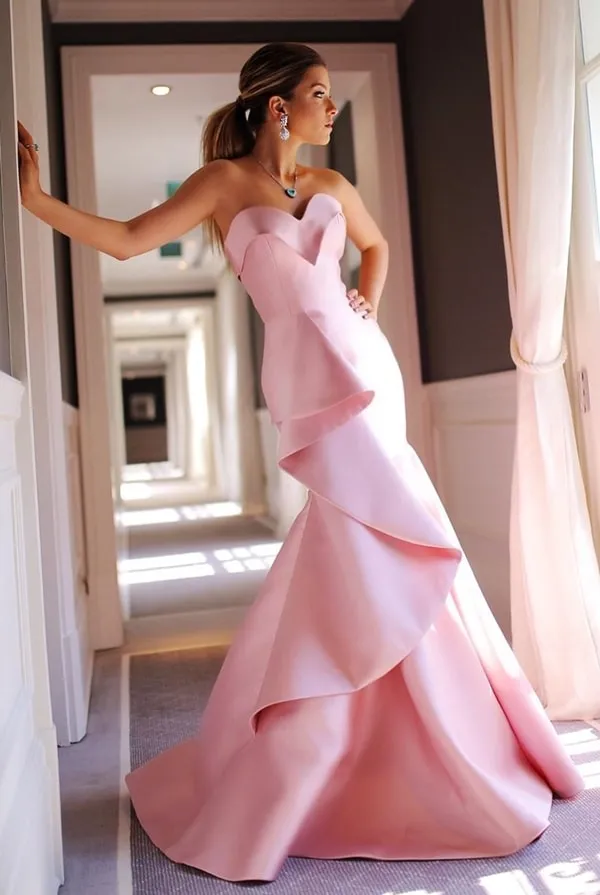 vestido de festa longo modelo sereia rose, o vestido possui decote tomara que caia e volume na lateral, para madrinha de casamento