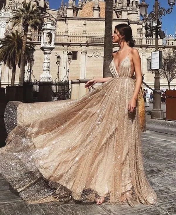 vestido de festa longo dourado fluido com brilho 