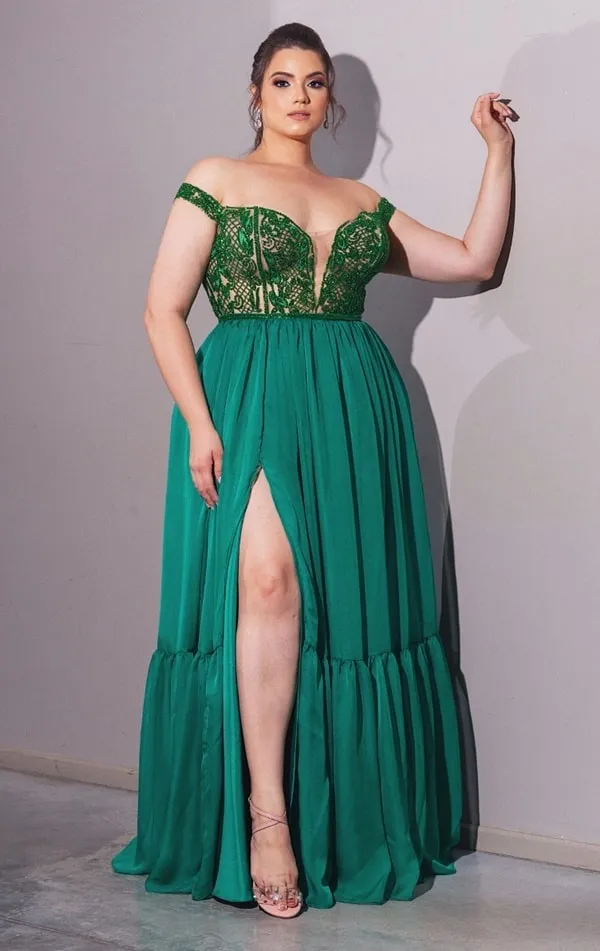 Vestido de festa plus size longo verde com saia fluida com fenda e corpete bordado