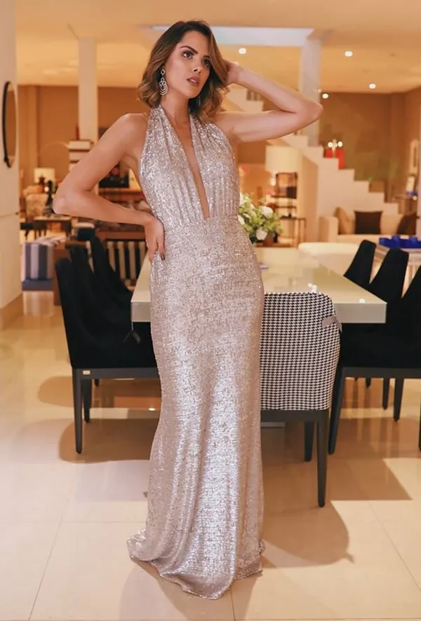 vestido de festa longo cor champanhe, o vestido é justo e bordado em paetês