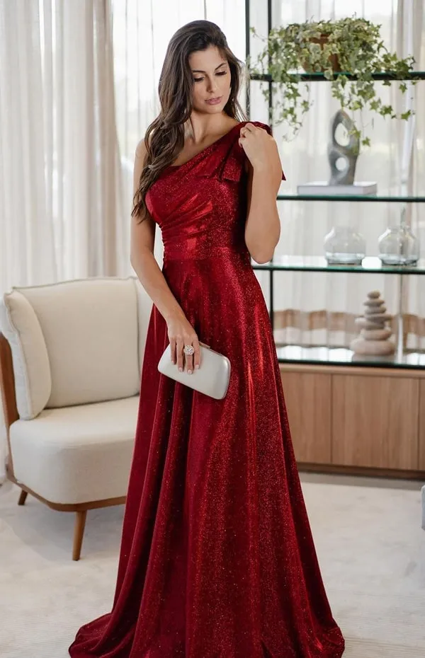 vestido longo vermelho marsala com brilho, vestido modelo um ombro só com laço no ombro