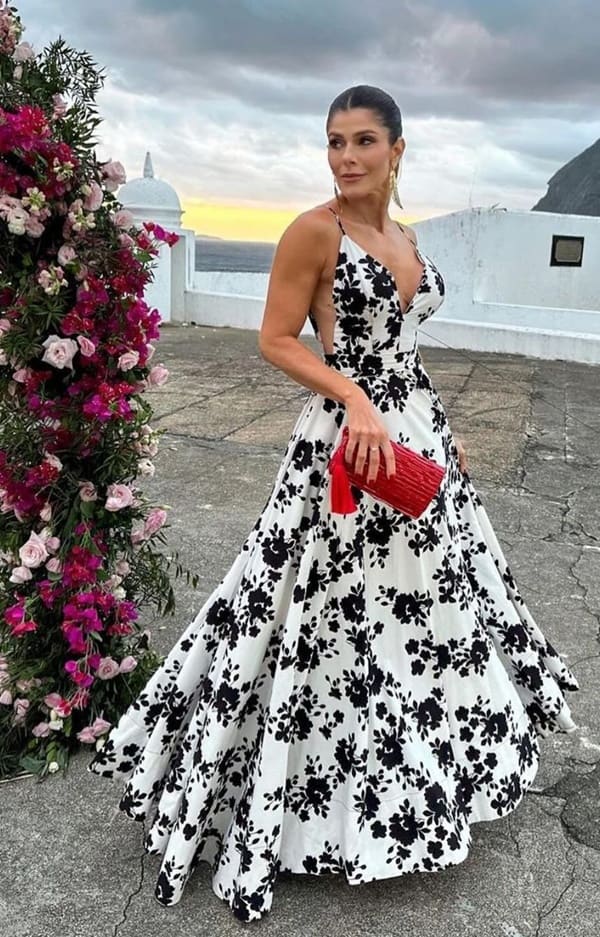 convidada de casamento usando vestido longo estampado preto e branco