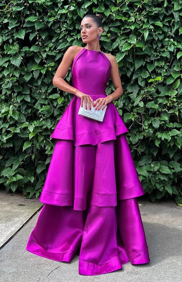 vestido fucsia de alfaiataria, vestido com saia em camadas sem decote