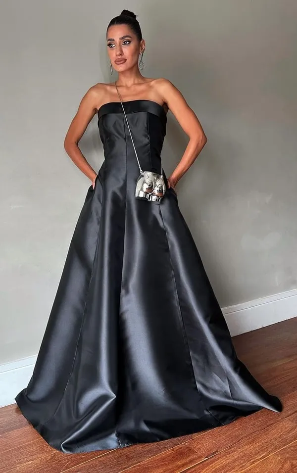 vestido longo preto alfaiataria com decote tomara que caia e bolsos