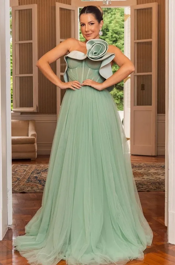 vestido verde menta com decote tomara que caia, corselete com barbatanas e flor modelada