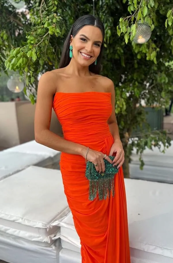 vestido longo laranja justo drapeado para convidada casamento