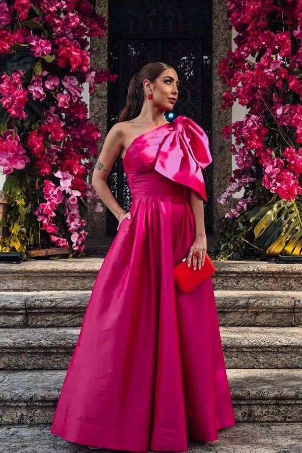 vestido de festa longo rosa pink um ombro só com maxi laço no ombro