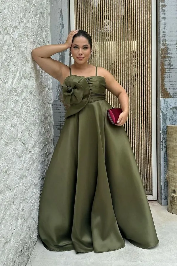 vestido de festa longo verde oliva com alça fina e  maxi flor, vestido para madrinha de casamento