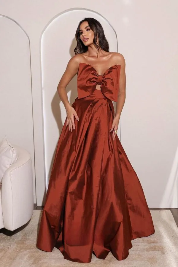 vestido longo terracota com laço para madrinha de casamento