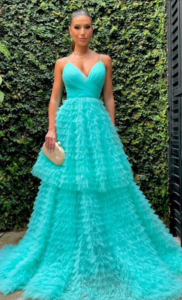 modelo de vestido azul tiffany para madrinha de casamento, vestido de tule com alças finas e saia em camadas