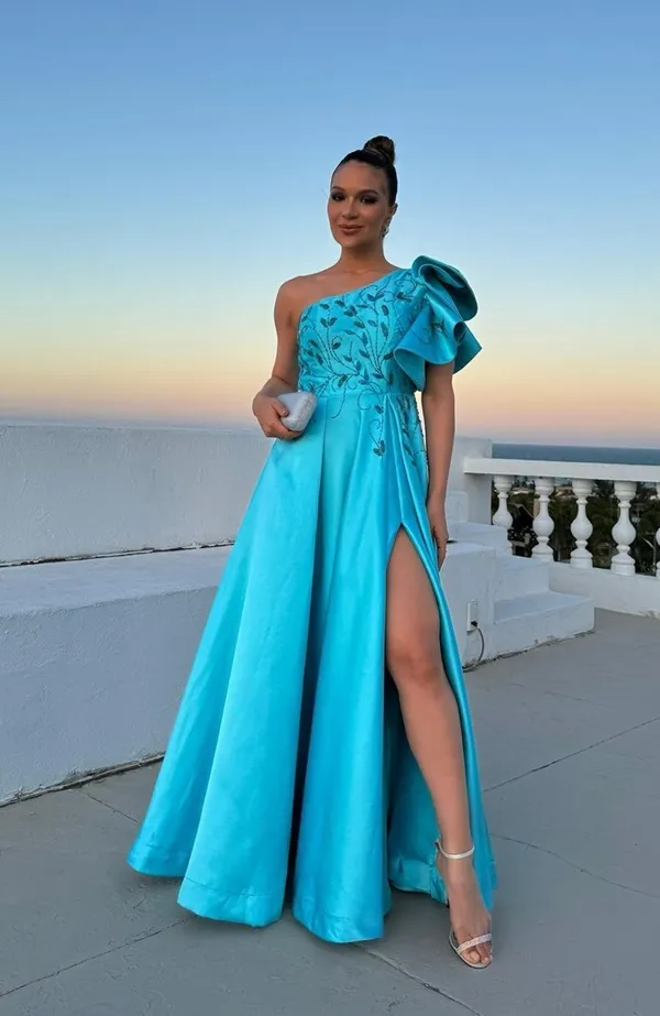 Vestido  azul tiffany em zibeline um ombro só com babado estruturado no ombro e blusa toda bordada à mão.