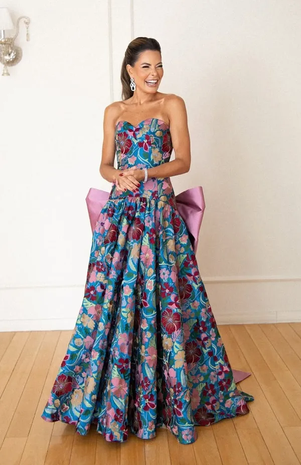 Vestido de festa estampado com cintura baixa e maxi laço
