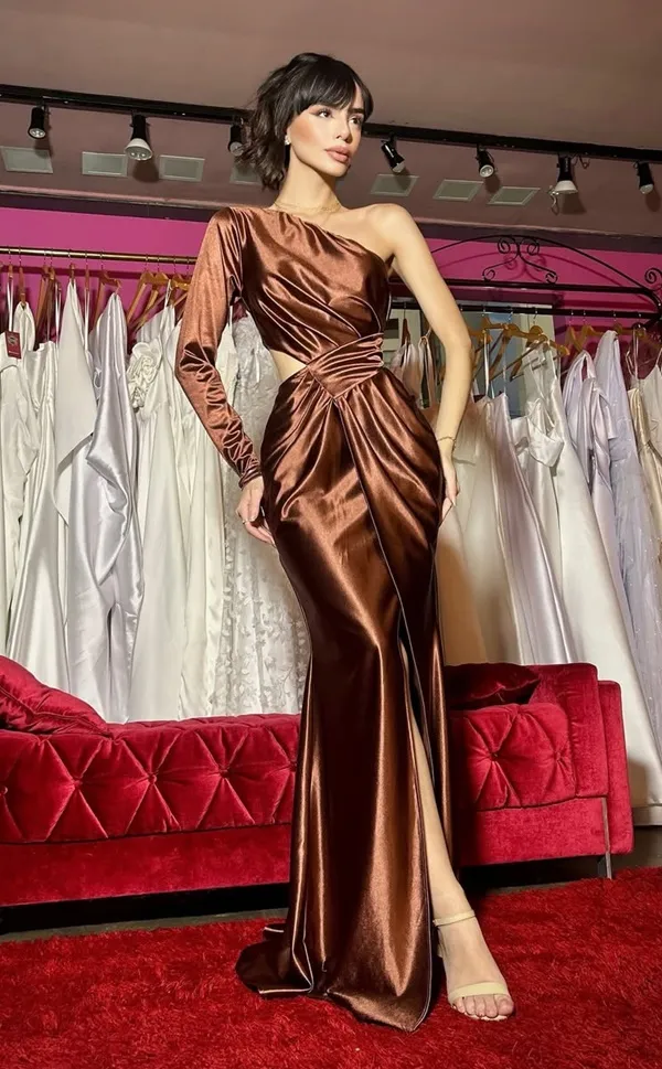 vestido de festa longo marrom casamento à noite