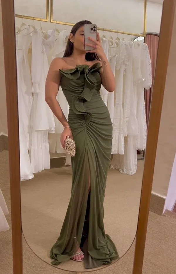 vestido longo verde oliva para madrinha de casamento, modelo justo com 