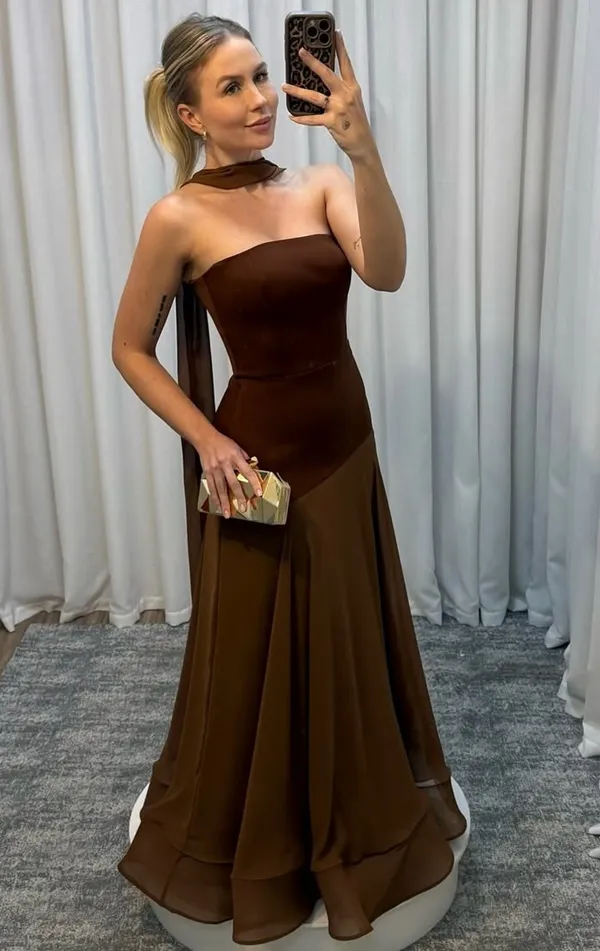 vestido de festa longo marrom ombro madrinha